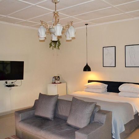 Bougainvilla Boutique Hotel & Restaurant 루붐바시 외부 사진