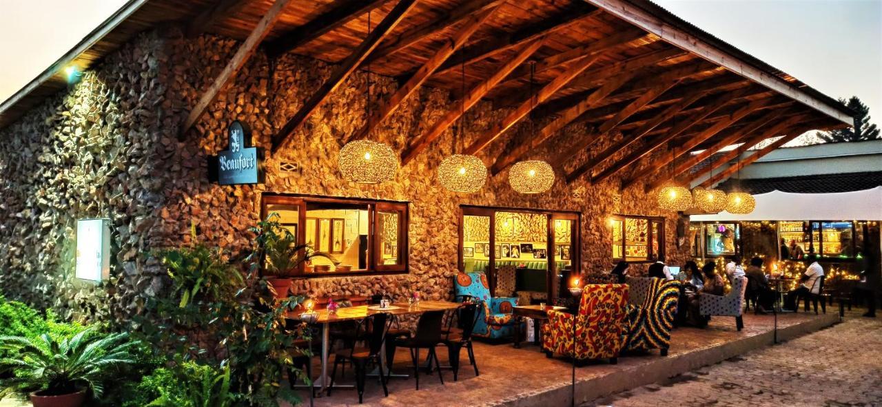 Bougainvilla Boutique Hotel & Restaurant 루붐바시 외부 사진