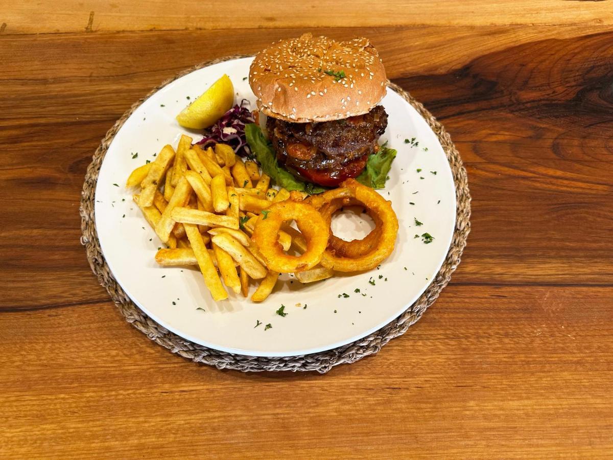 Bougainvilla Boutique Hotel & Restaurant 루붐바시 외부 사진