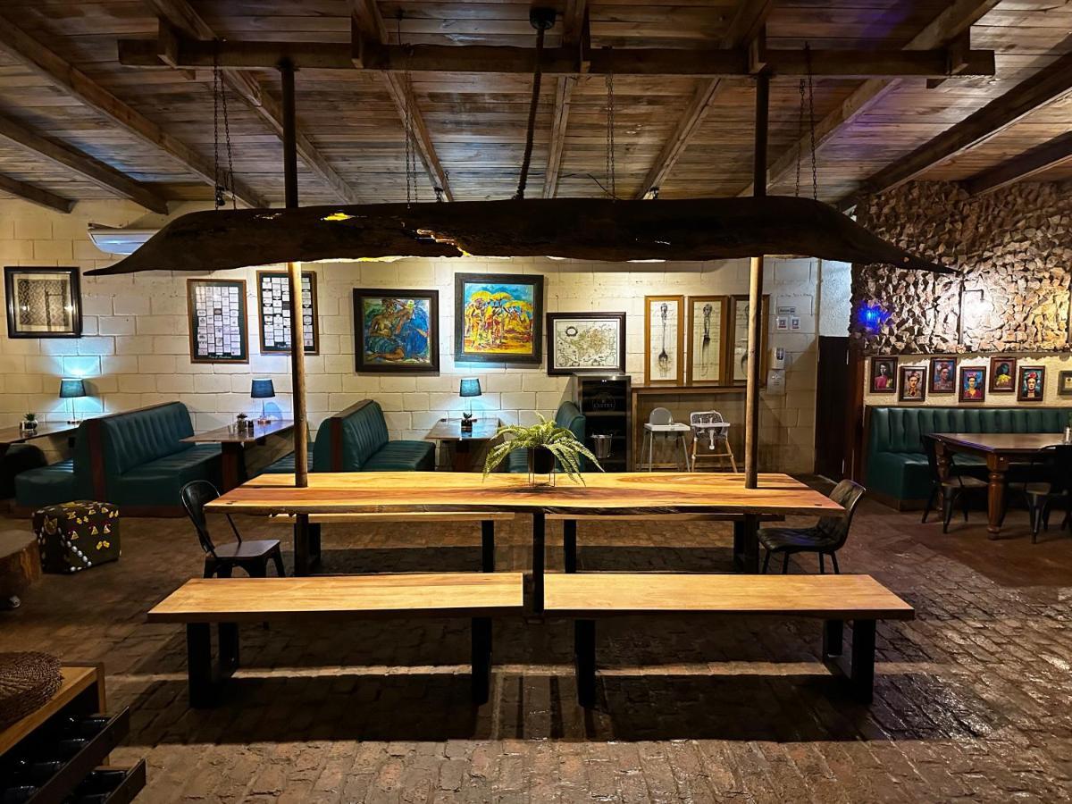 Bougainvilla Boutique Hotel & Restaurant 루붐바시 외부 사진