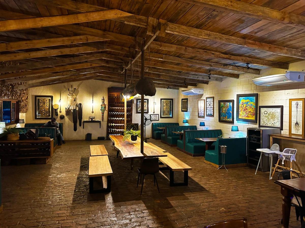 Bougainvilla Boutique Hotel & Restaurant 루붐바시 외부 사진