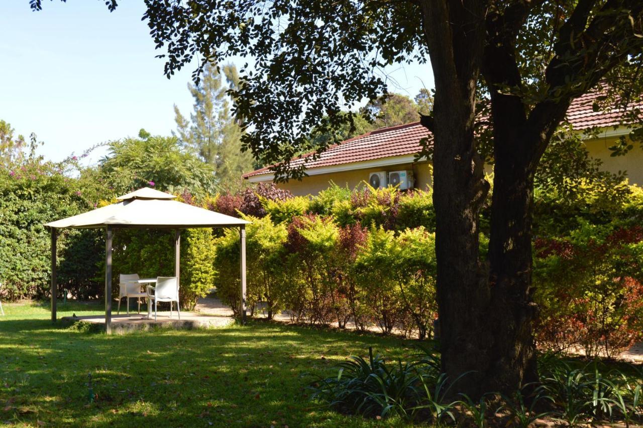 Bougainvilla Boutique Hotel & Restaurant 루붐바시 외부 사진