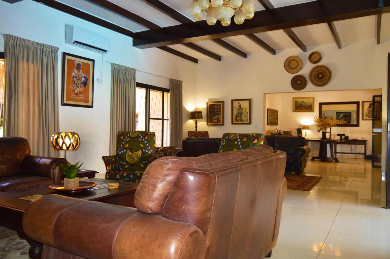 Bougainvilla Boutique Hotel & Restaurant 루붐바시 외부 사진