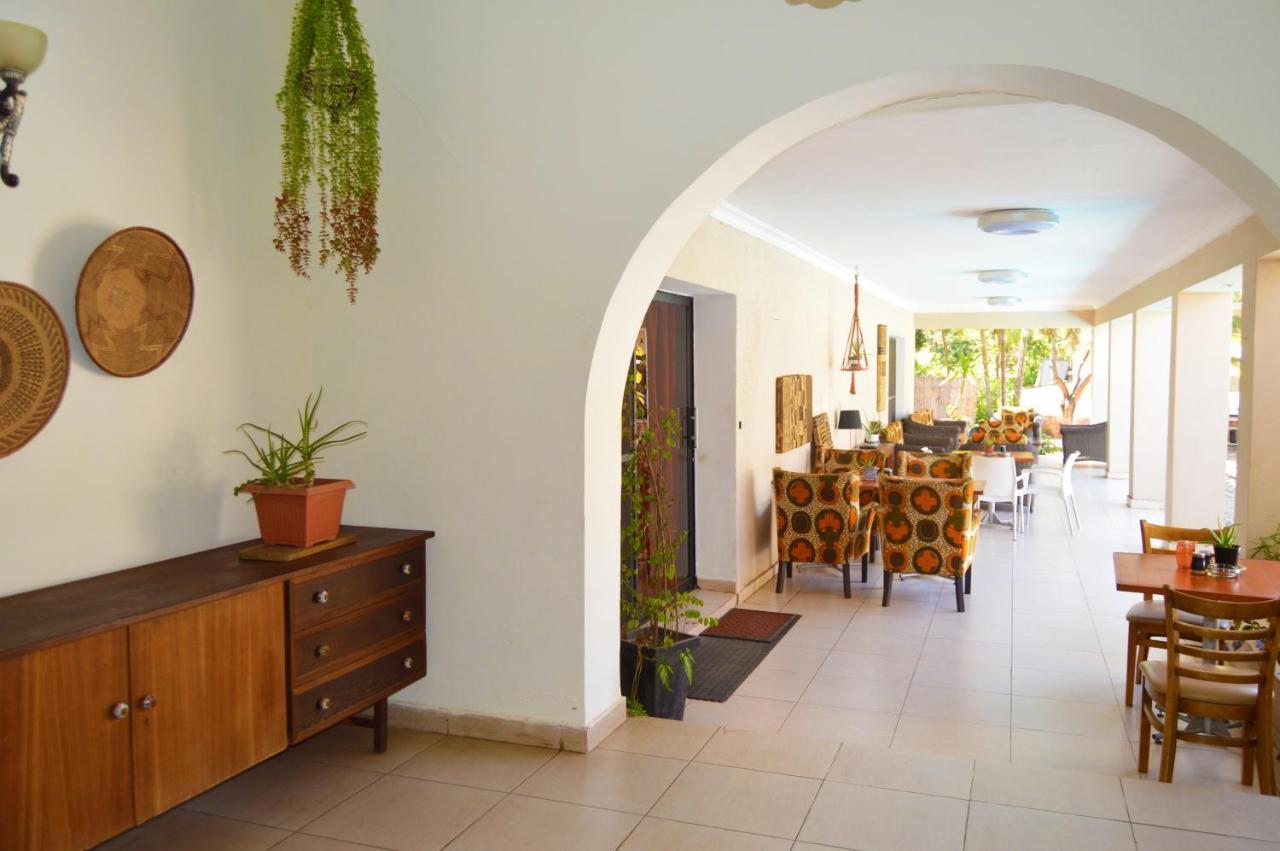 Bougainvilla Boutique Hotel & Restaurant 루붐바시 외부 사진