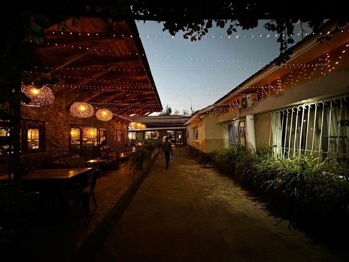 Bougainvilla Boutique Hotel & Restaurant 루붐바시 외부 사진