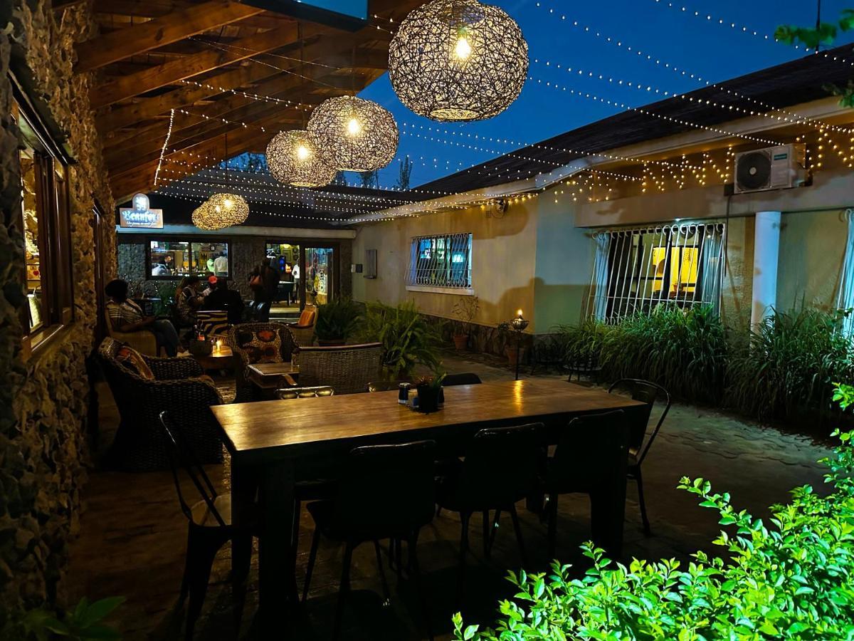 Bougainvilla Boutique Hotel & Restaurant 루붐바시 외부 사진