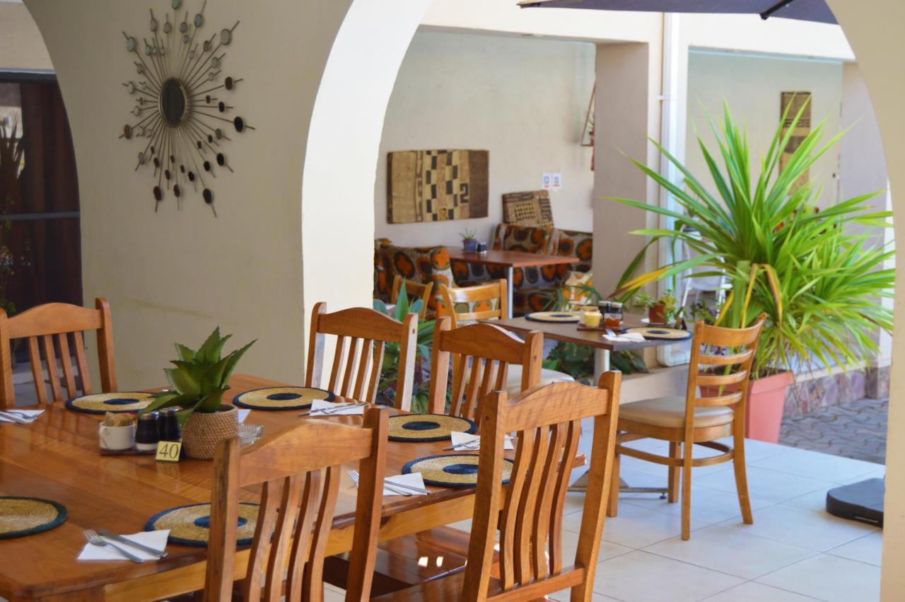 Bougainvilla Boutique Hotel & Restaurant 루붐바시 외부 사진