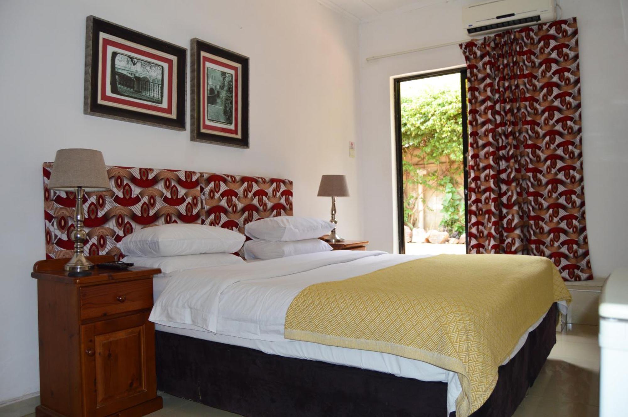 Bougainvilla Boutique Hotel & Restaurant 루붐바시 외부 사진