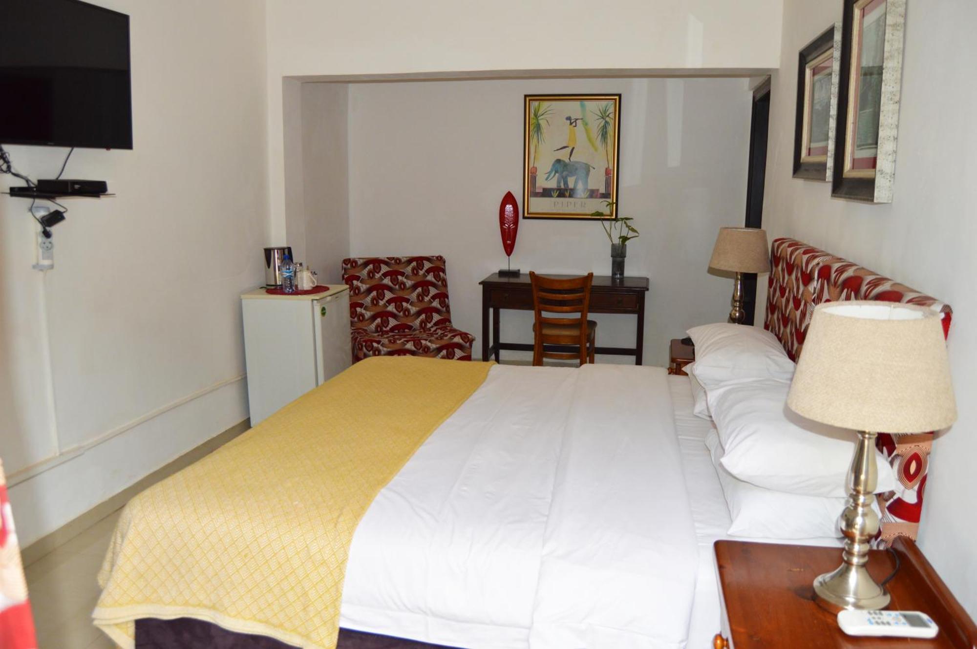 Bougainvilla Boutique Hotel & Restaurant 루붐바시 외부 사진