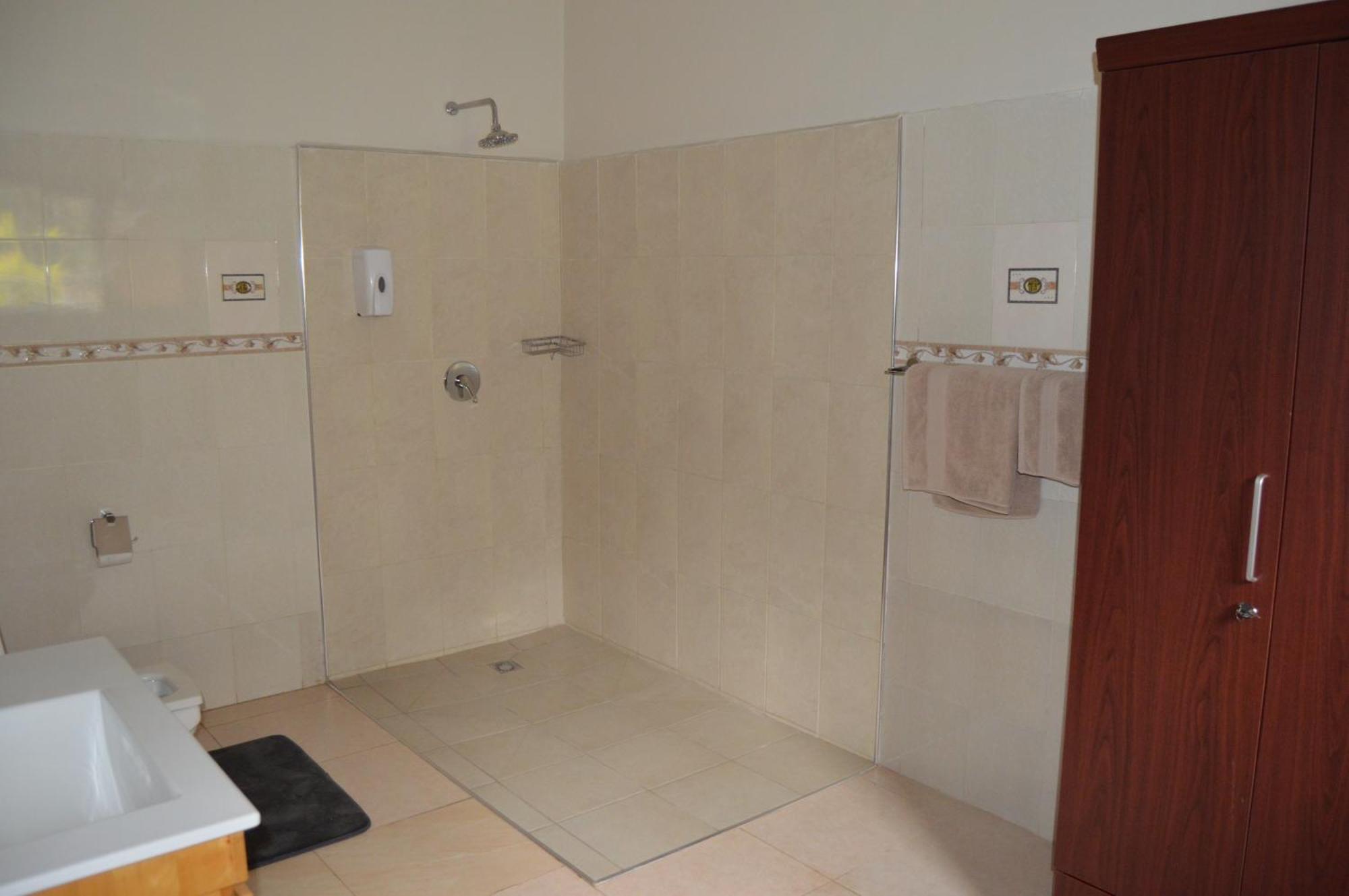 Bougainvilla Boutique Hotel & Restaurant 루붐바시 외부 사진