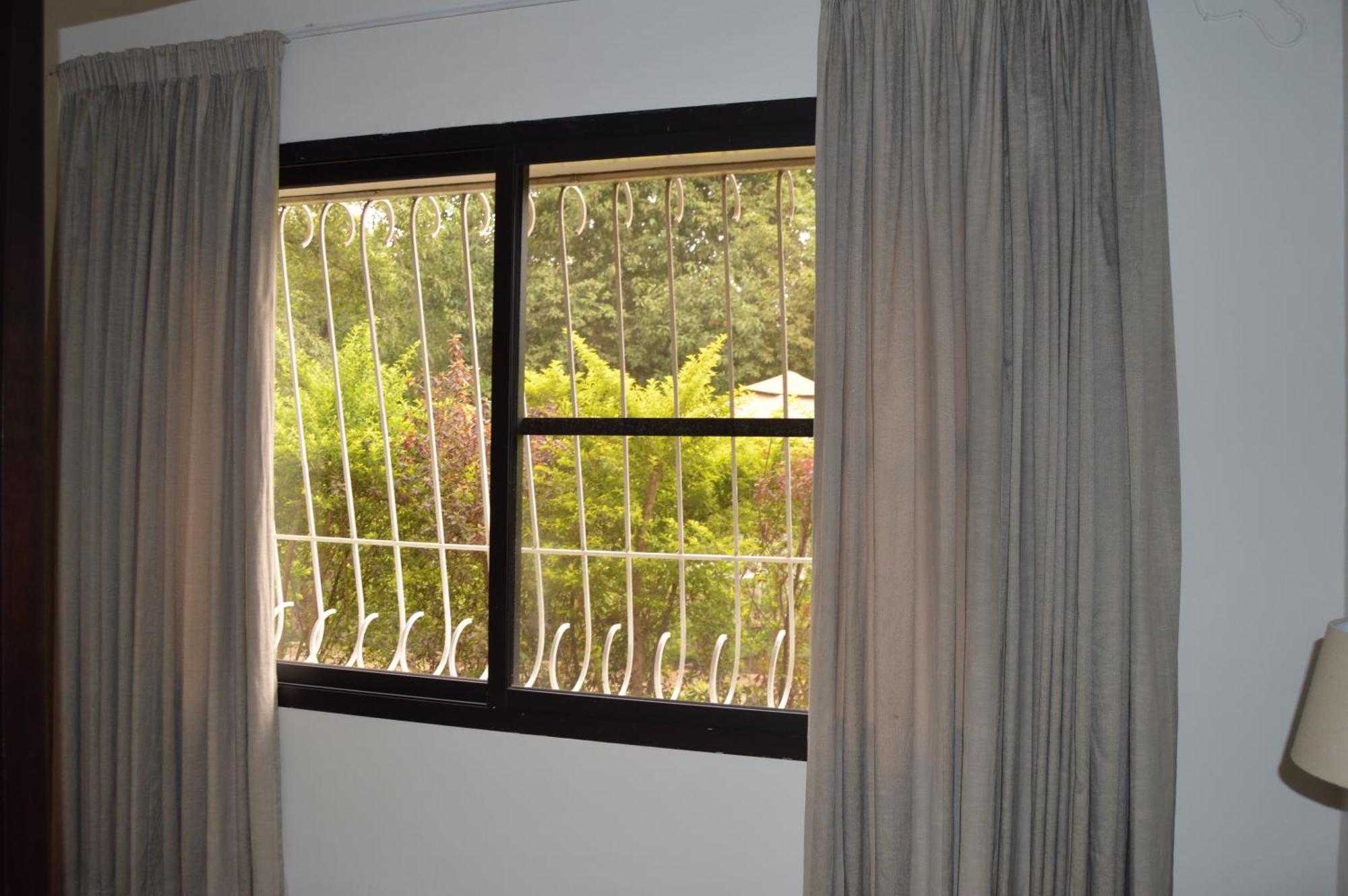 Bougainvilla Boutique Hotel & Restaurant 루붐바시 외부 사진
