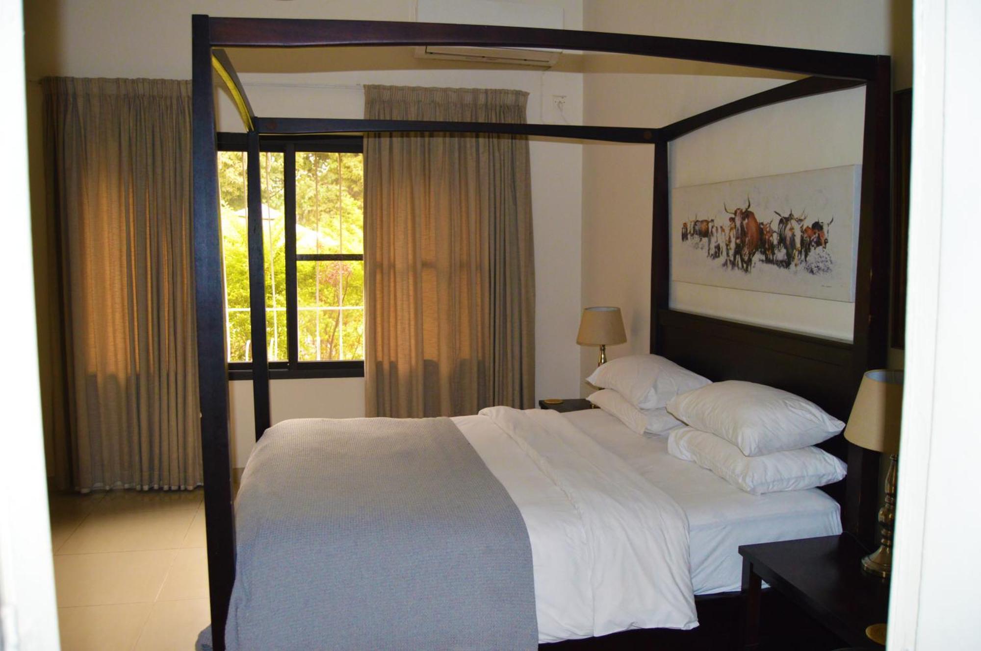 Bougainvilla Boutique Hotel & Restaurant 루붐바시 외부 사진
