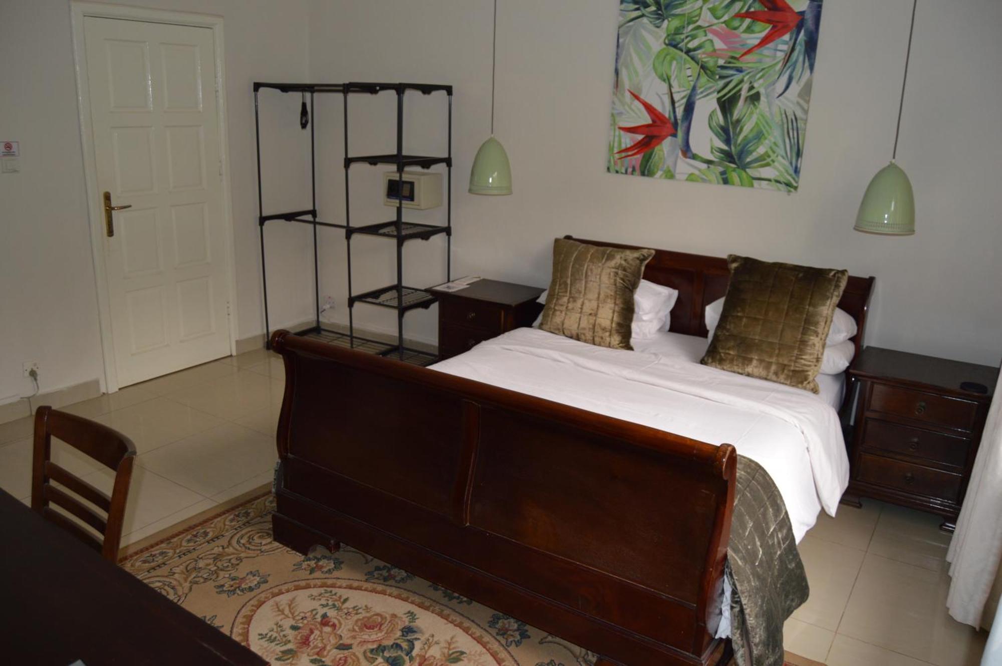 Bougainvilla Boutique Hotel & Restaurant 루붐바시 외부 사진