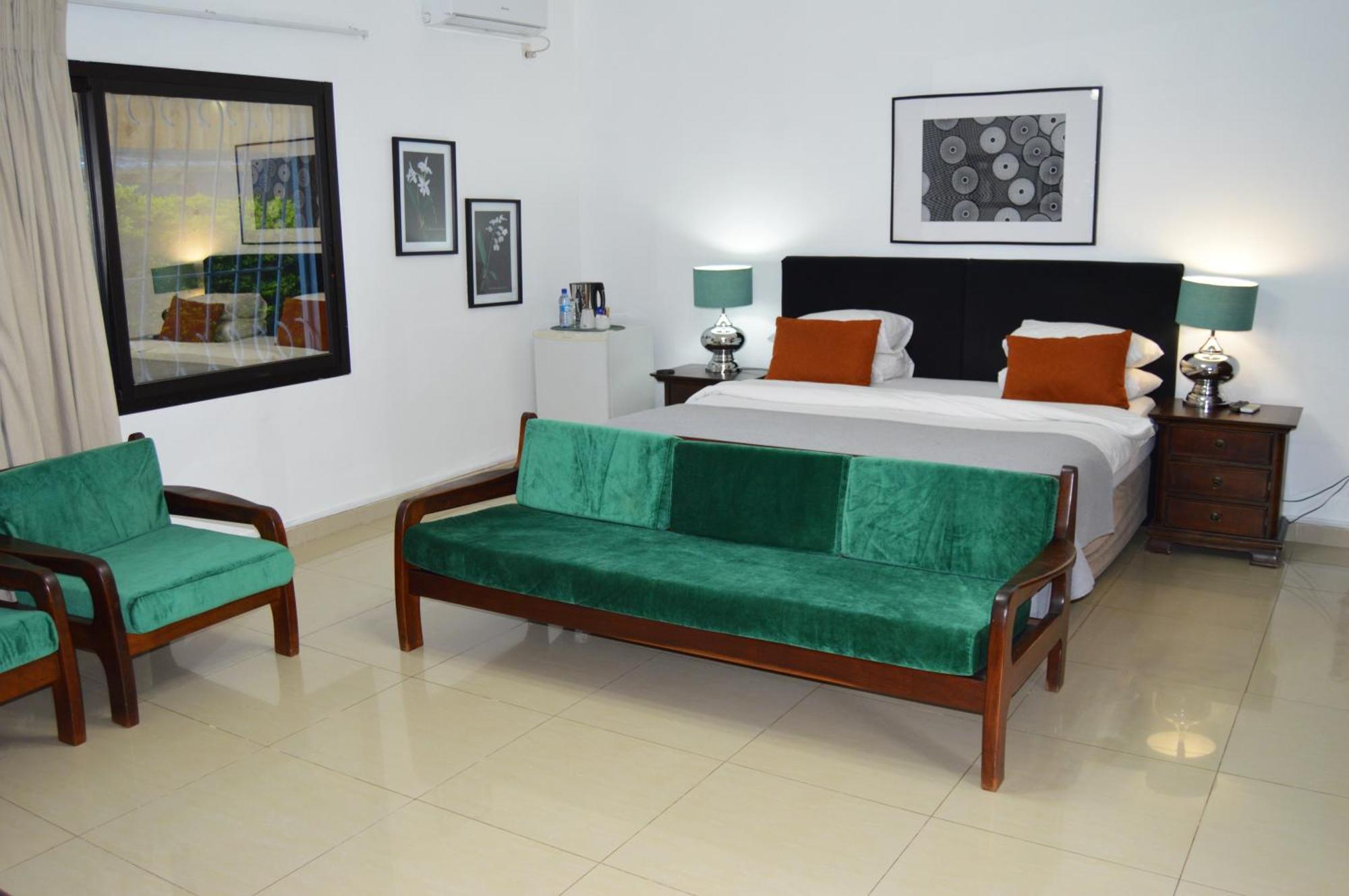 Bougainvilla Boutique Hotel & Restaurant 루붐바시 외부 사진
