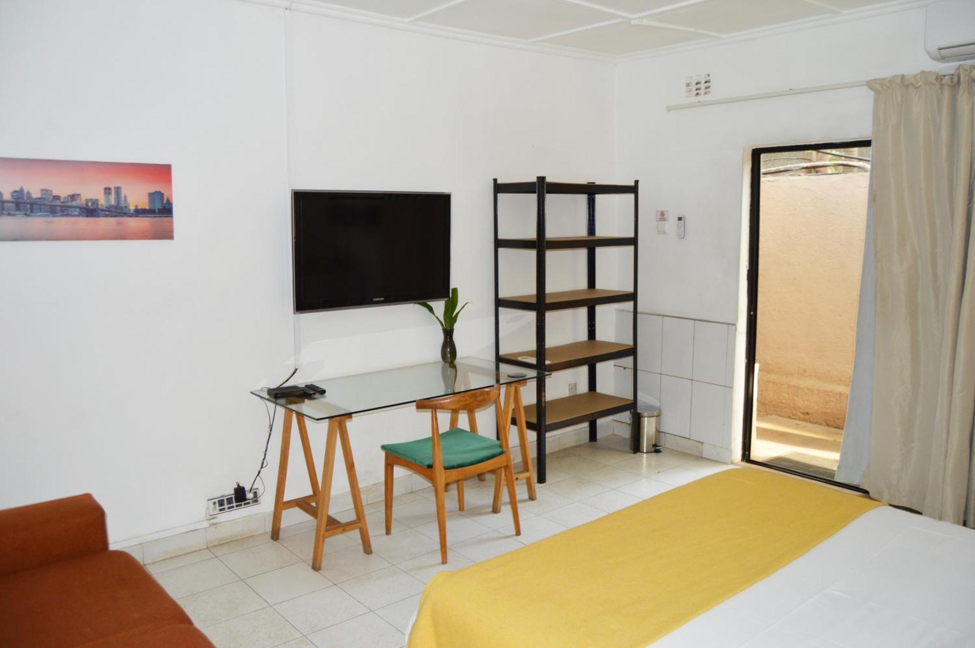 Bougainvilla Boutique Hotel & Restaurant 루붐바시 외부 사진