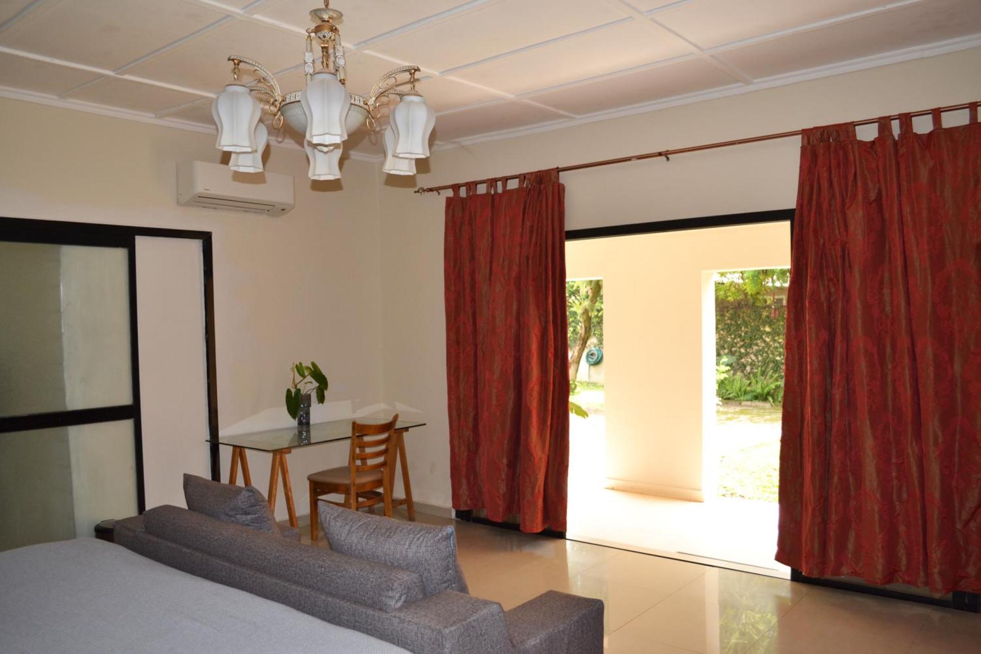 Bougainvilla Boutique Hotel & Restaurant 루붐바시 외부 사진